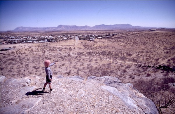 Karibib auf einen Blick, dahinter der Erongo